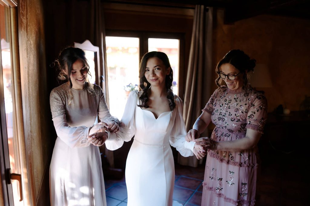 Retrato emocional de la novia, Natalia, con dos familiares (dama de honor y madre) durante los preparativos de la boda en Madrid.