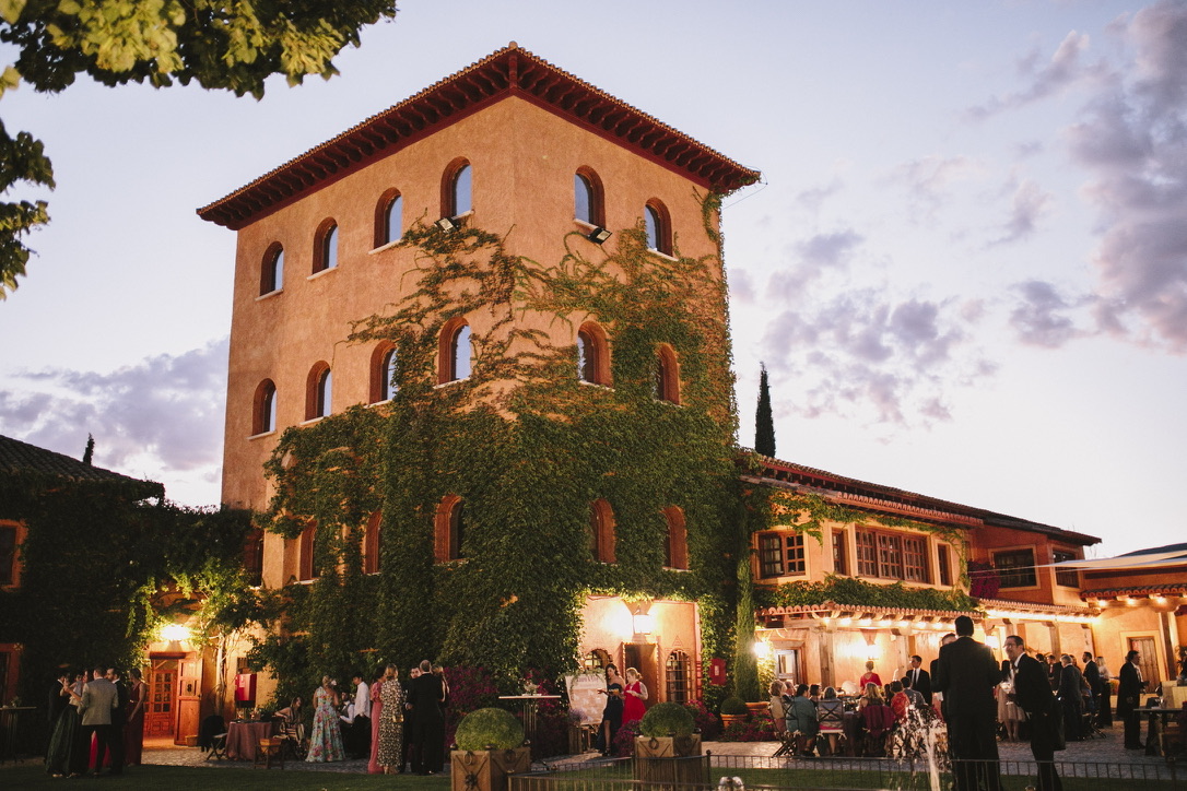 Boda en la Antigua Fábrica de Harinas en Torremocha de Jarama, Madrid Antigua Fábrica de Harinas en Torremocha de Jarama, Madrid, preparada para una celebración de boda al aire libre al atardecer.