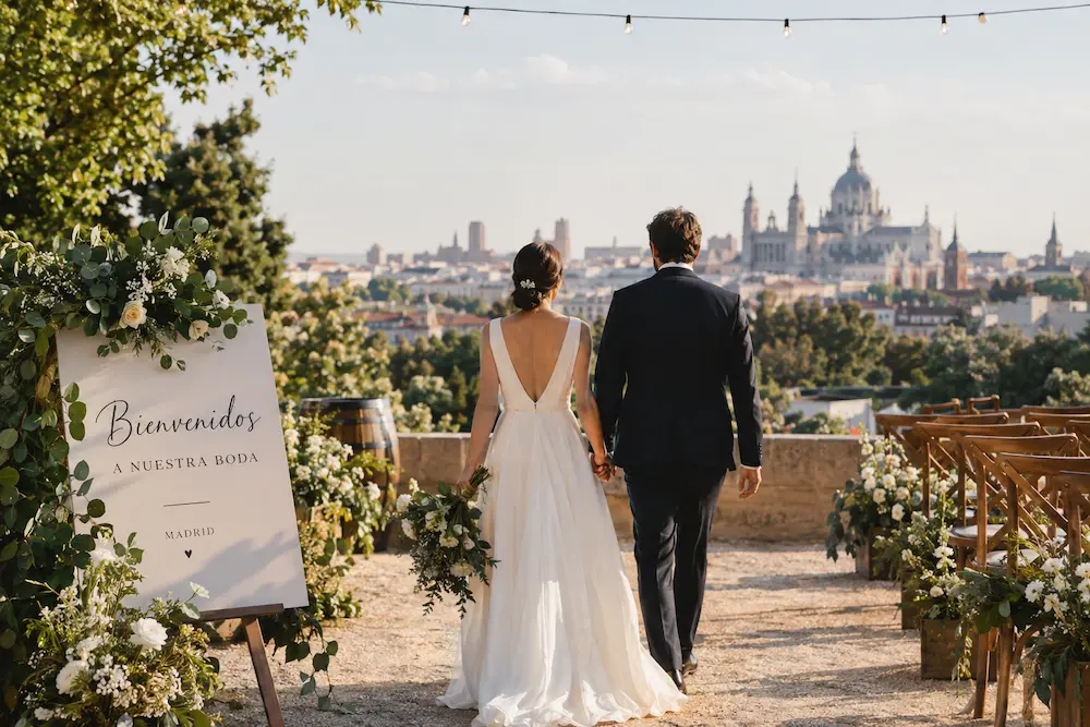 Aparecen los novios de espaldas con el paisaje de Madrid de fondo